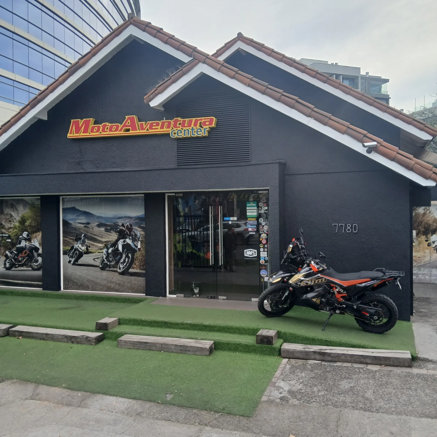 Tienda — Exterior Santiago 1