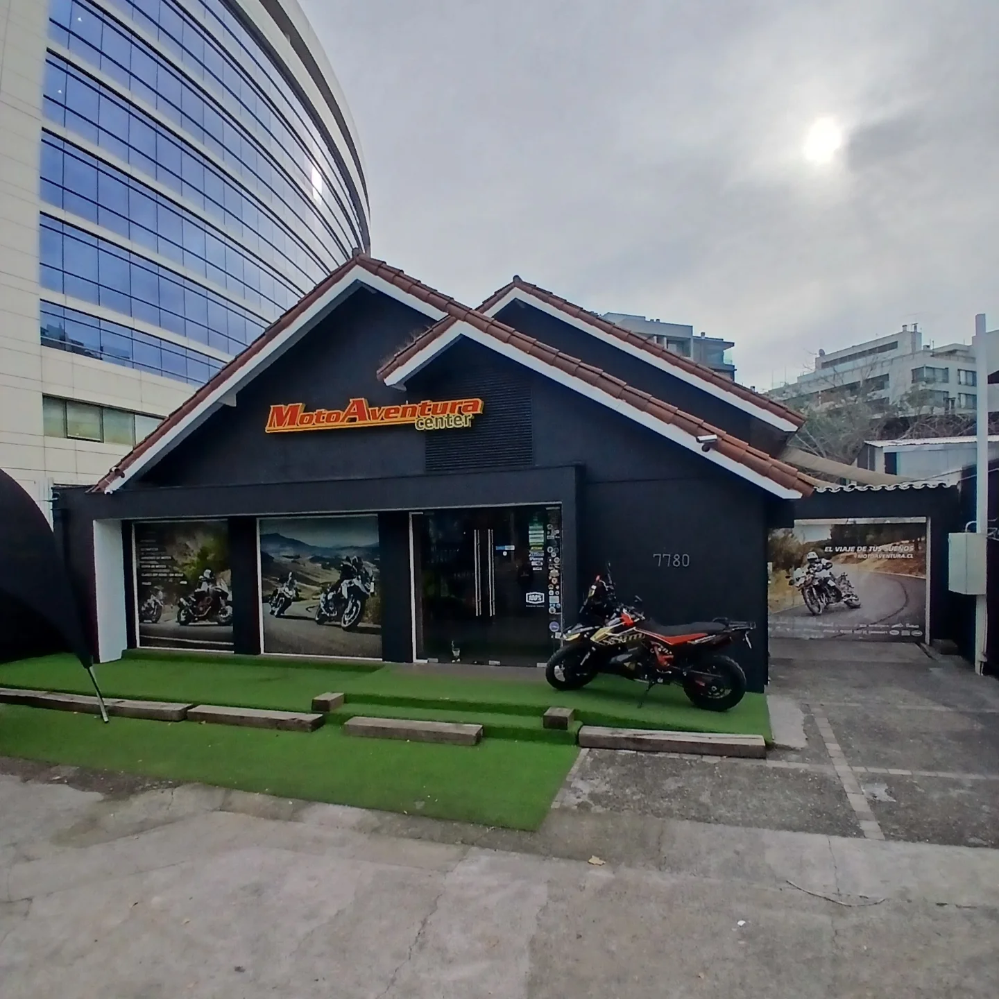 Tienda — Exterior Santiago 2
